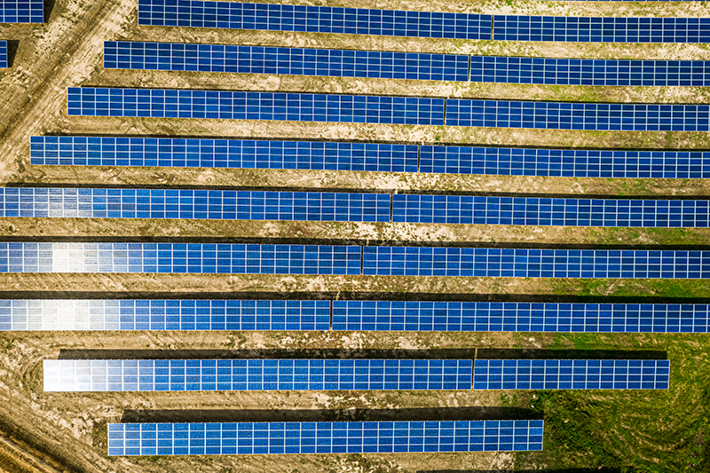 Luftaufnahme eines Solarparks