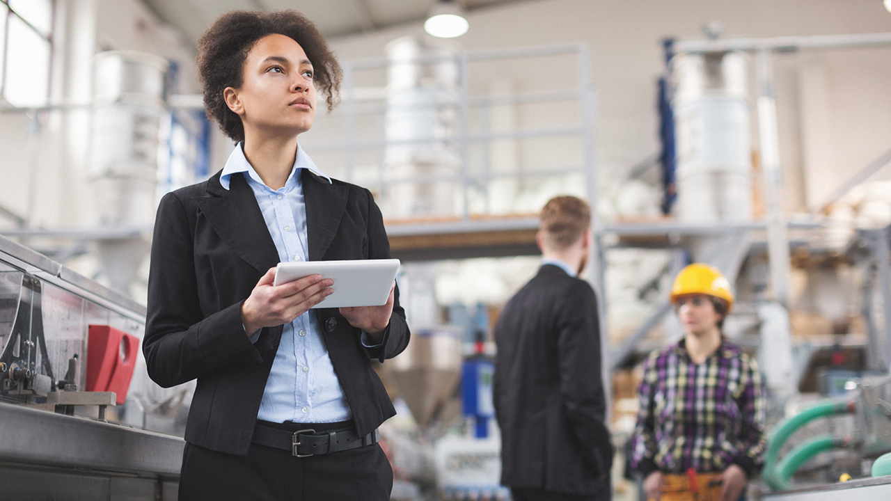 Industriestandort, Überwachungssysteme auf einem Tablet