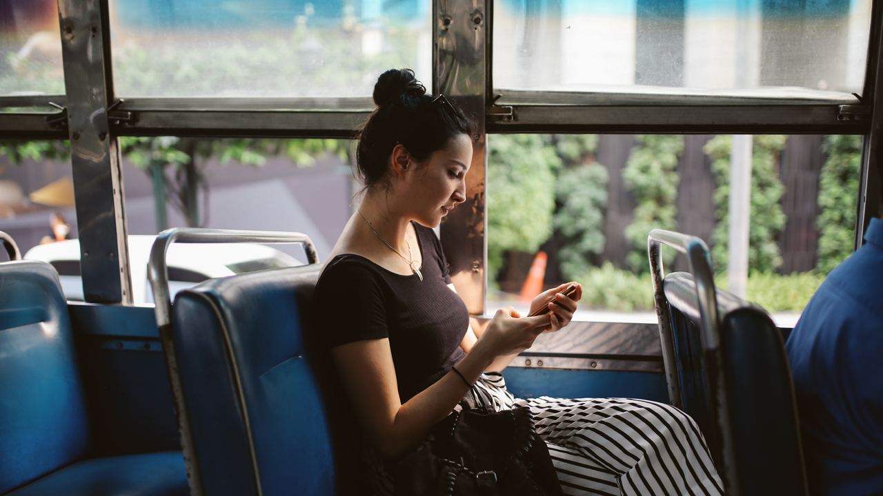 Fahrgast, der Wi-Fi benutzt