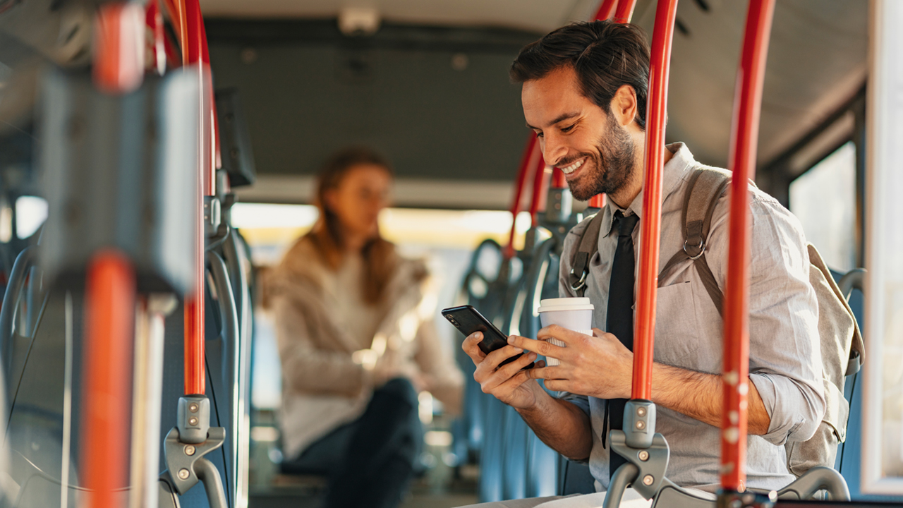 Bahnreisende nutzen Wi-Fi