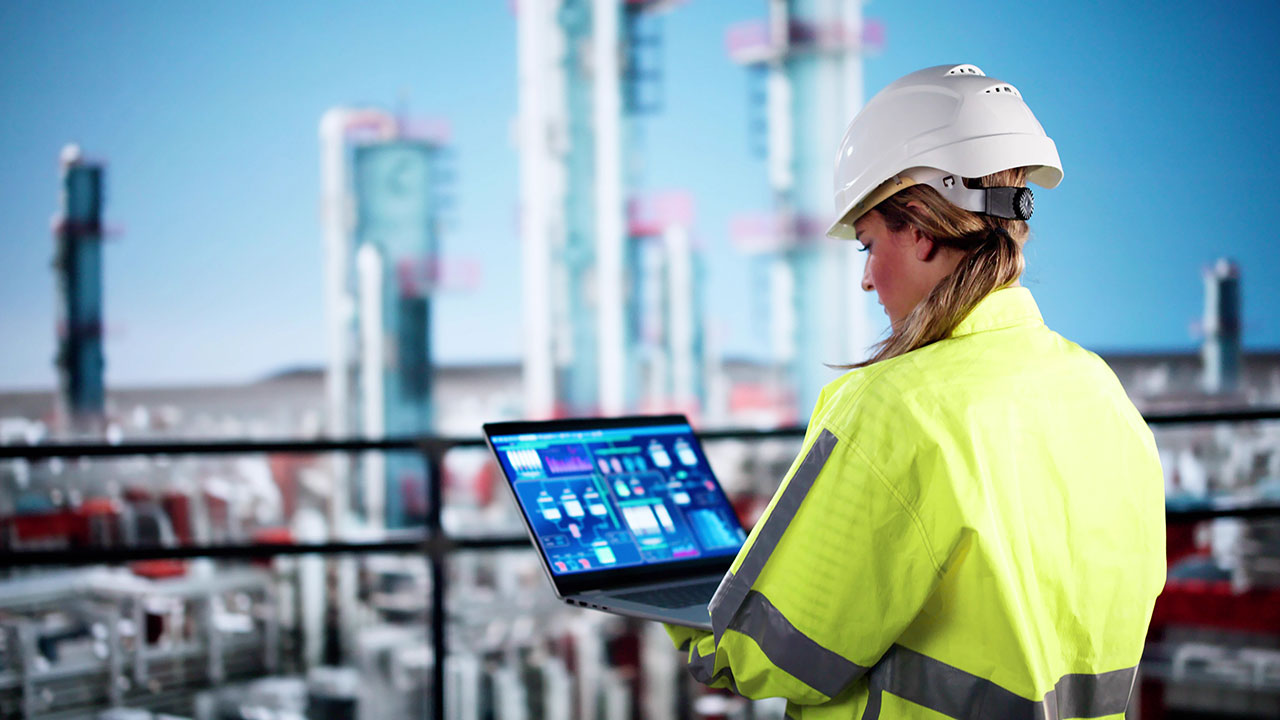 Mitarbeiter eines Versorgungsunternehmens, der ein SCADA-System verwaltet