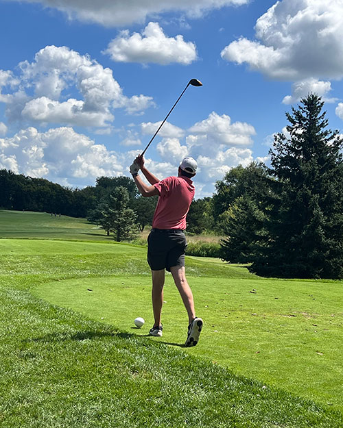 Golfer schwingt