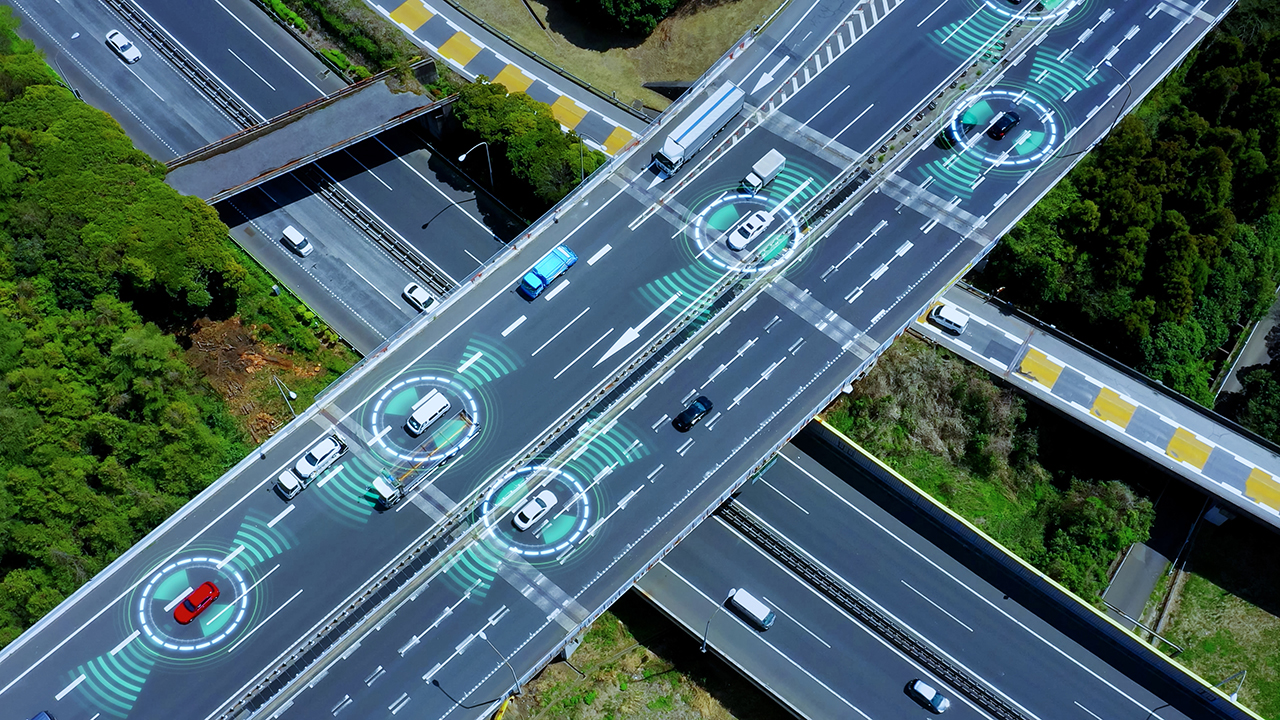 Vernetzte Fahrzeuge auf einer Autobahn
