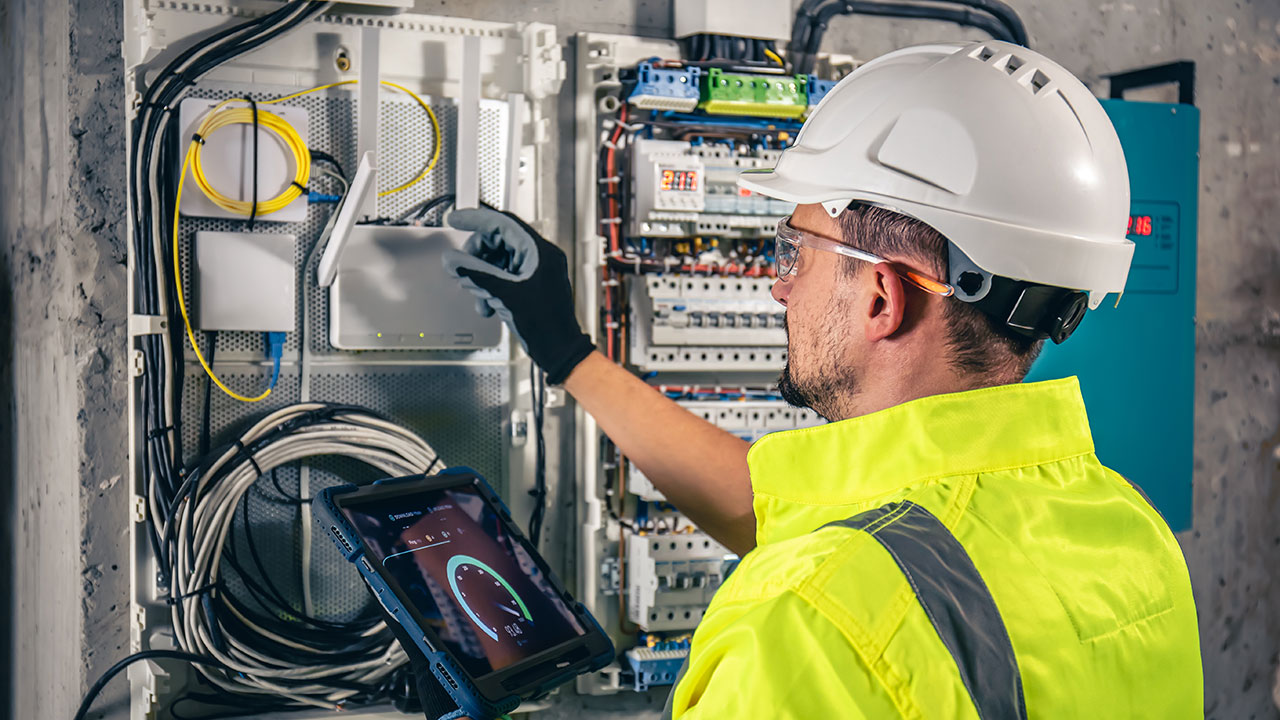 Techniker, der Kabel repariert