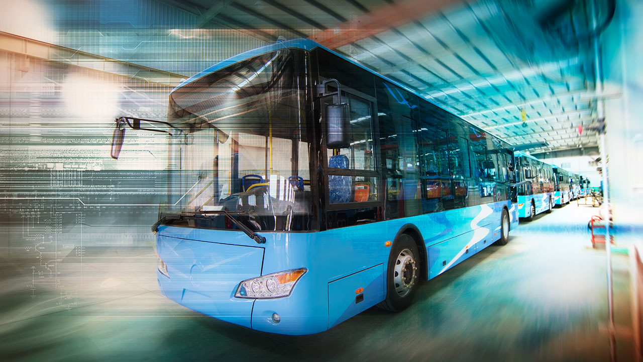 Moderner Bus in Fahrt