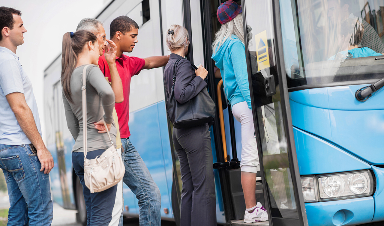 Fahrgäste des öffentlichen Nahverkehrs beim Einsteigen