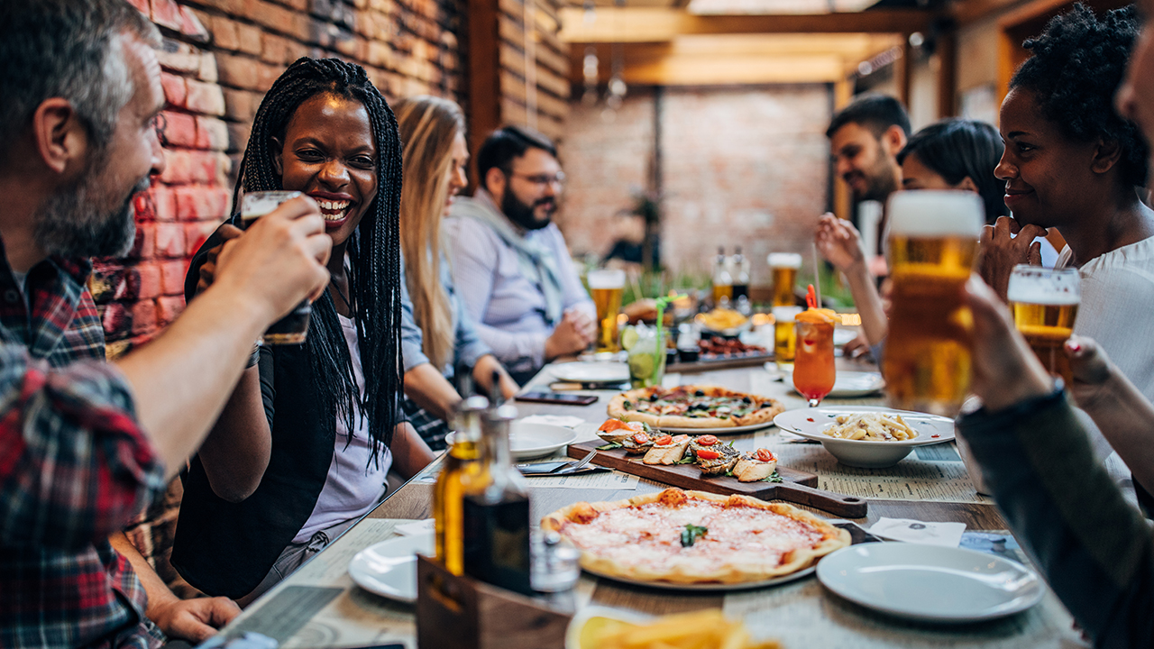 Pizza, die den Kunden des Restaurants serviert wird