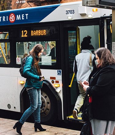 Fahrgäste steigen in einen TriMet-Bus ein