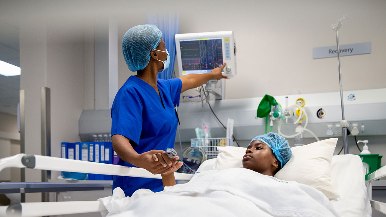 Medizinische Geräte in einem Krankenhauszimmer
