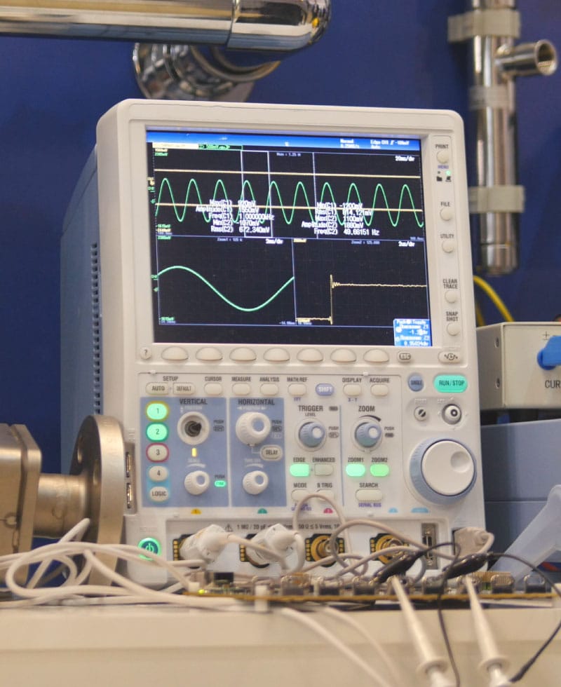 VFD-Überwachungsbildschirm mit Anzeige der Wellenformdaten...