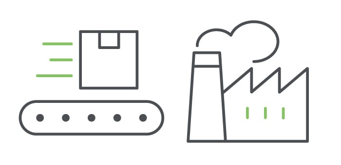 Karton auf einem Förderband, der in Richtung Fabrik transportiert wird